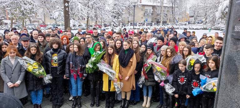 veliki broj učenika na obilježavanju dana nezavisnosti.jpg - Bugojno: U povodu Dana nezavisnosti održan historijski čas i odata počast poginulim borcima